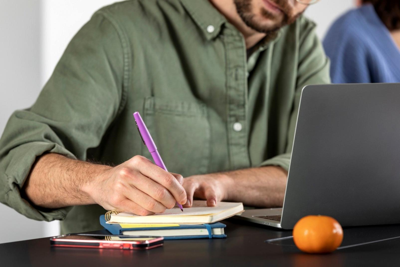 Teilnehmer bei praktischer Übung zu Anlagestrategien